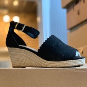 Black Wedge